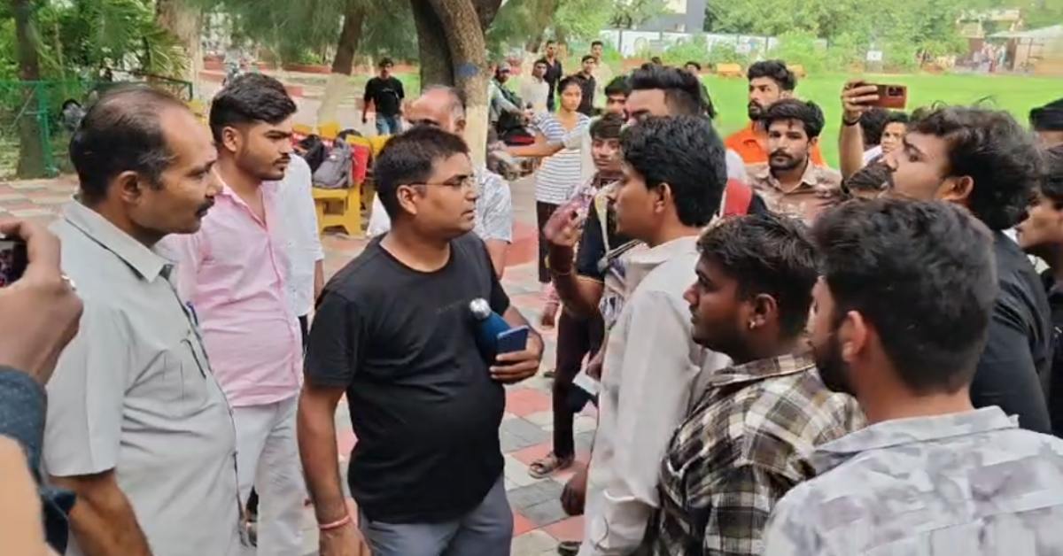 उत्कृष्ट विद्यालय के छात्रों का हंगामा: इंटर्न शिक्षिका और शिक्षक पर अभद्रता का आरोप, 3 घंटे चक्काजाम