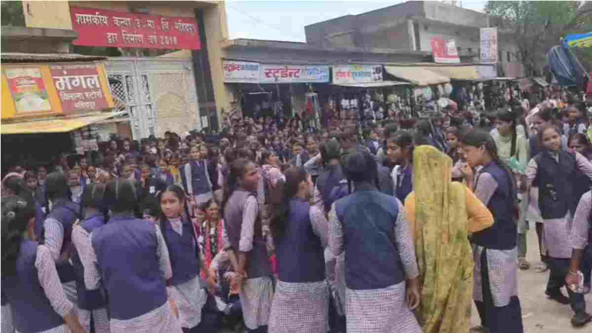 भोजन का ठेका न देने पर प्राचार्य का ट्रांसफर! छात्राओं का भड़का गुस्सा, सड़क पर बैठकर किया उग्र आंदोलन