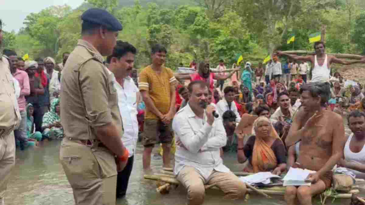 केन-बेतवा लिंक परियोजना: प्रभावित किसानों से मिलने पहुंचे उमंग सिंघार, आंदोलन को समर्थन देने का किया ऐलान