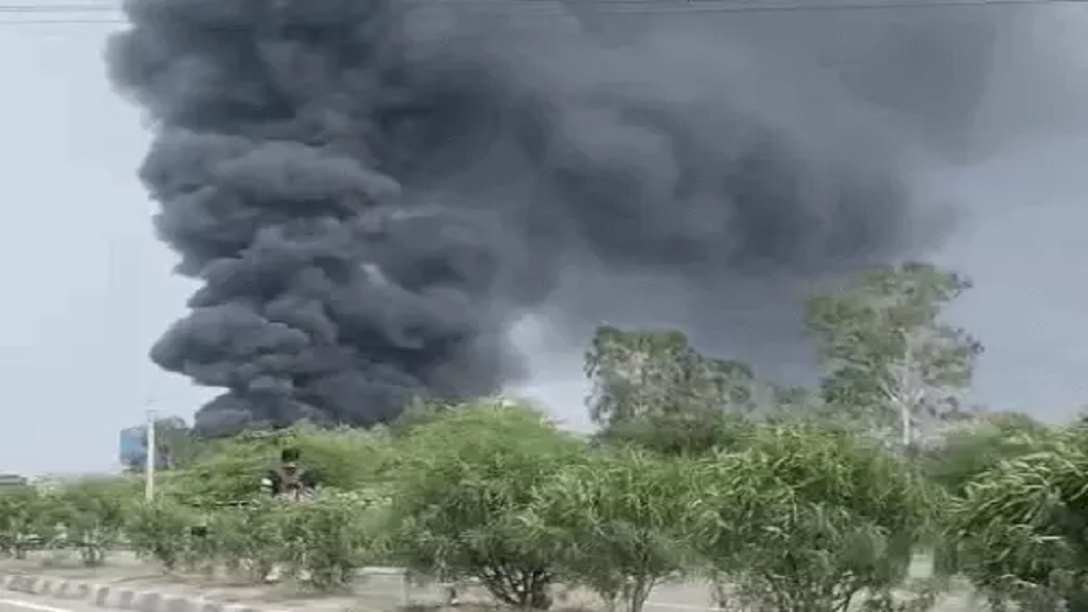 भाजपा नेता की फैक्ट्री में लगी भीषण आग, बाल-बाल बची जान, धुएं से ढका पूरा इलाका