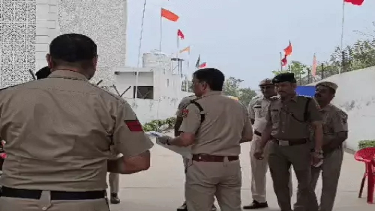 HTET परीक्षा के पहले दिन ही भारी अव्यवस्था: सेंटर्स पर लगी अभ्यर्थियों की लंबी कतारें, बैग और गाड़ियों के लिए परेशान हुए छात्र