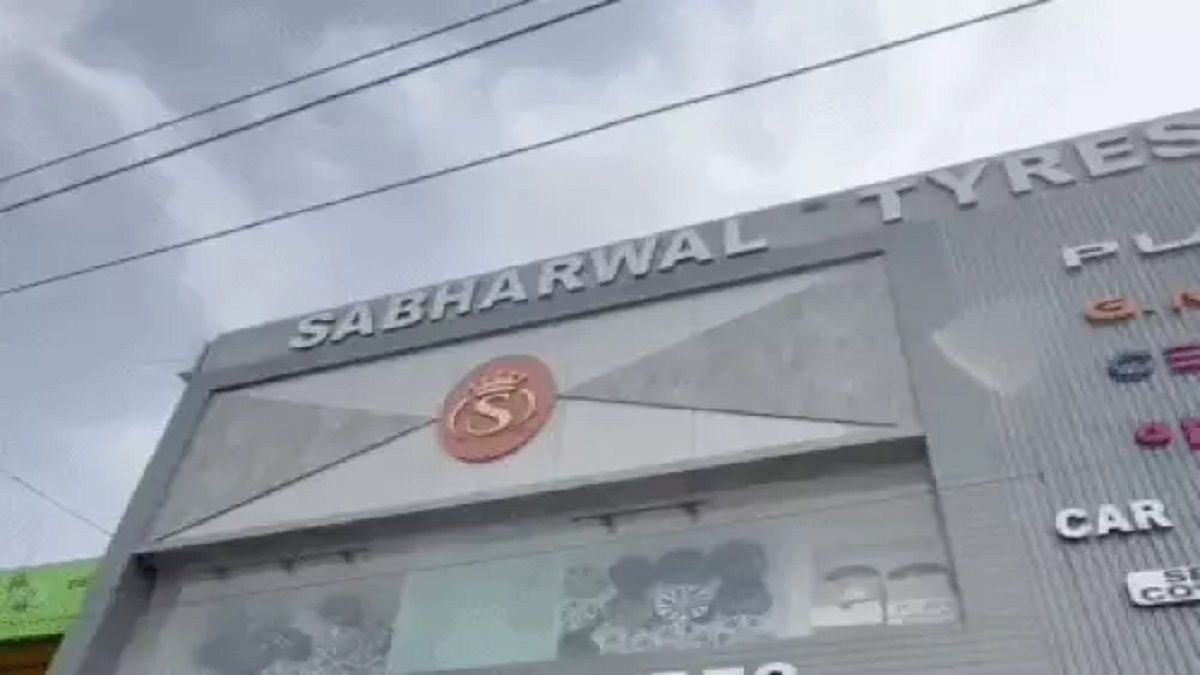 टायर कारोबारी के शोरूम पर बदमाशों ने की ताबड़तोड़ फायरिंग, आतंकी के नाम का धमकी भरा पर्चा छोड़ा