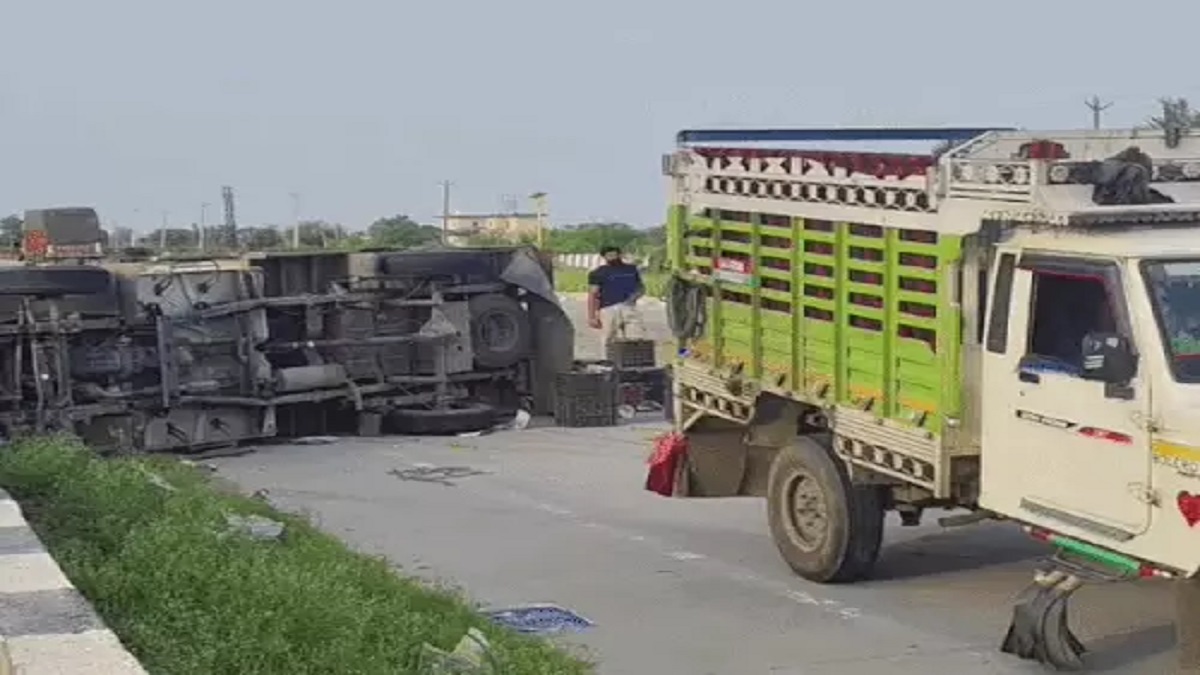हाईवे पर पलटी आम से भरी गाड़ी, मची अफरा-तफरी