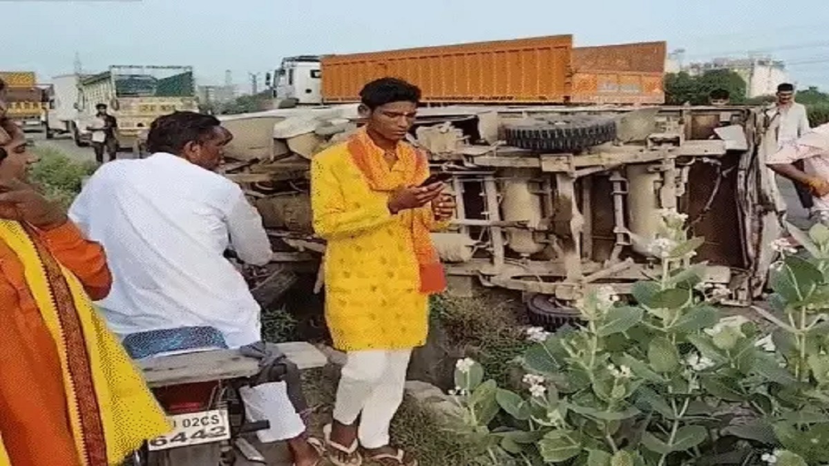 गुरुग्राम में पिकअप पलटी, तड़पते रहे घायल और लूटते रहे आम