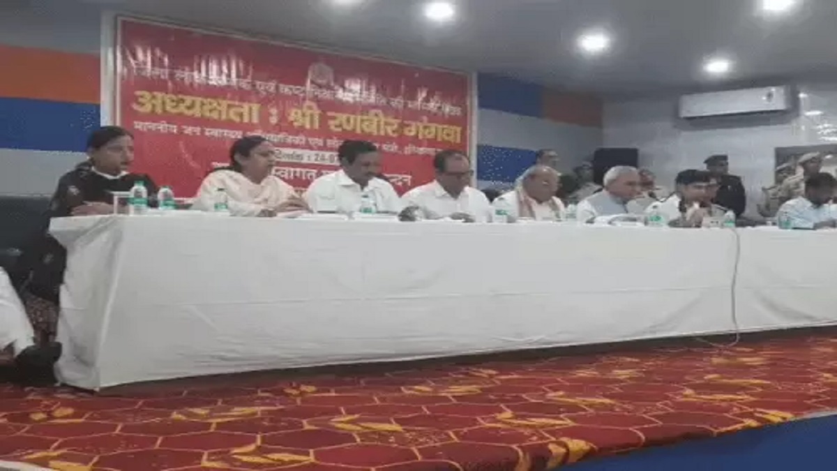 ग्रीवेंस बैठक में अधिकारियों पर भड़के मंत्री, जानिए पूरा मामला