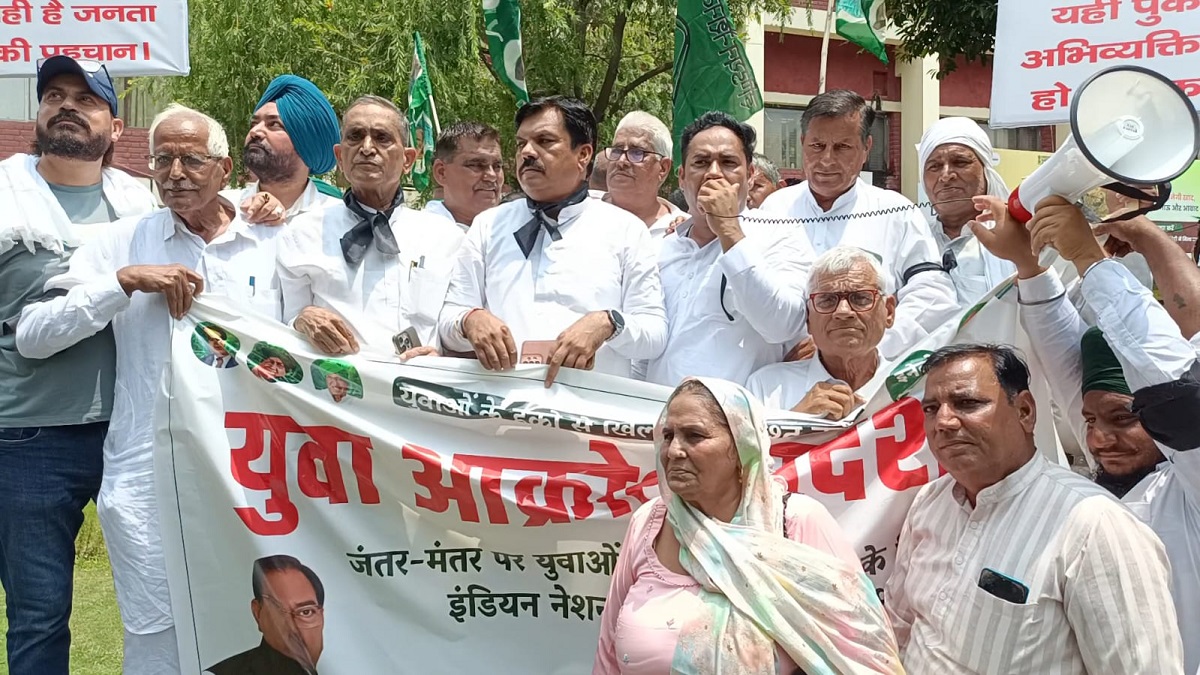 छात्रों पर एक्शन के बाद सड़क पर उतरी पार्टी, राष्ट्रपति के नाम सौंपा गया ज्ञापन