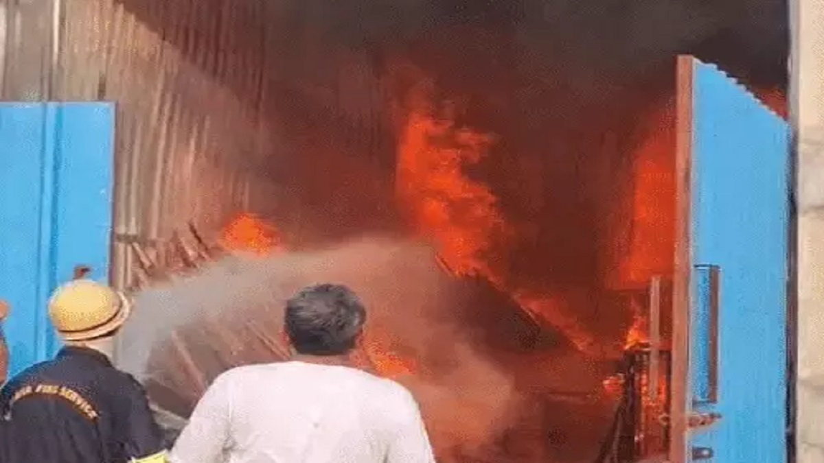 सुबह-सुबह शोरूम में लगी भीषण आग, मची अफरा-तफरा; मजूदरों ने बचाई जान