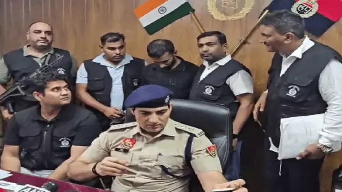 लग्जरी कार से मिला ऐसा सामान, पुलिस भी रह गई हैरान