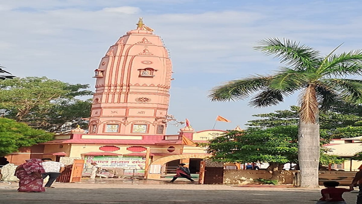 मूरत आगे हिल ही नहीं रही थी… 300 साल पुराने मंदिर का अनोखा राज