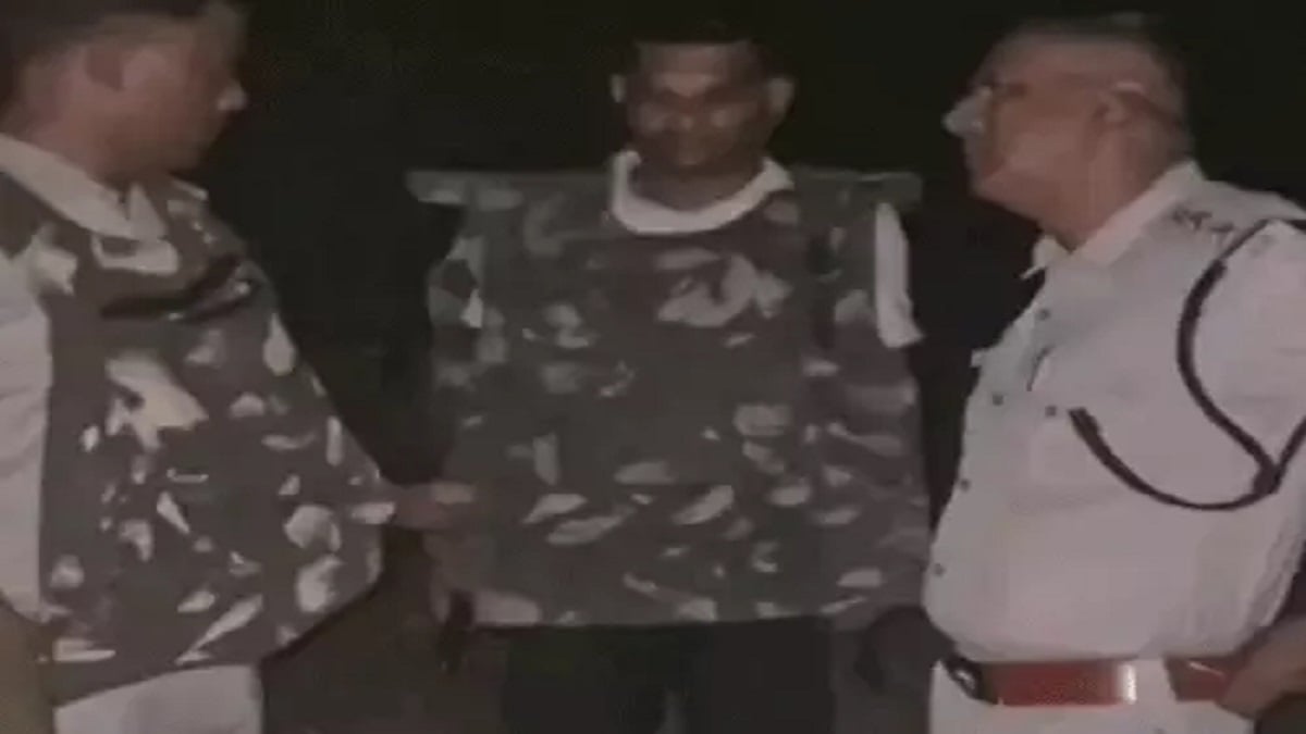रात के अंधेरे में तड़तड़ाईं गोलियां…बुलेटप्रूफ जैकेट पर लगी गोली, मचा हड़कंप