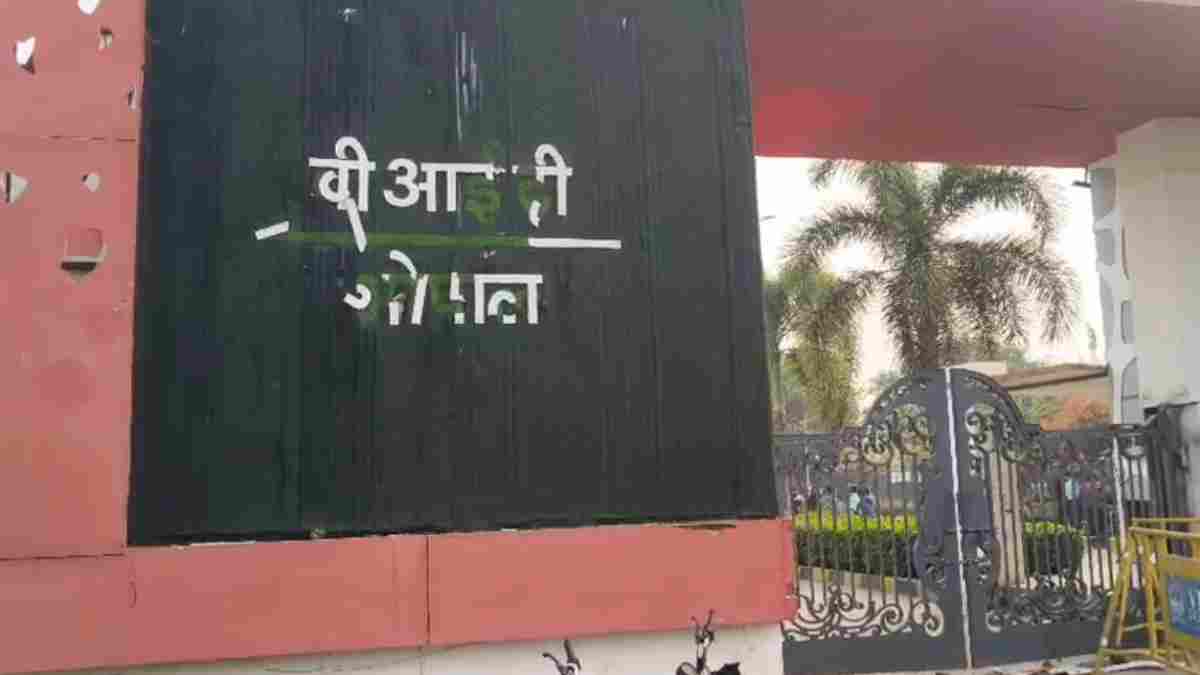 VIT यूनिवर्सिटी अस्पताल विवाद: NSUI की शिकायत पर स्वास्थ्य विभाग ने सौंपी जांच रिपोर्ट, कुलपति को नोटिस जारी