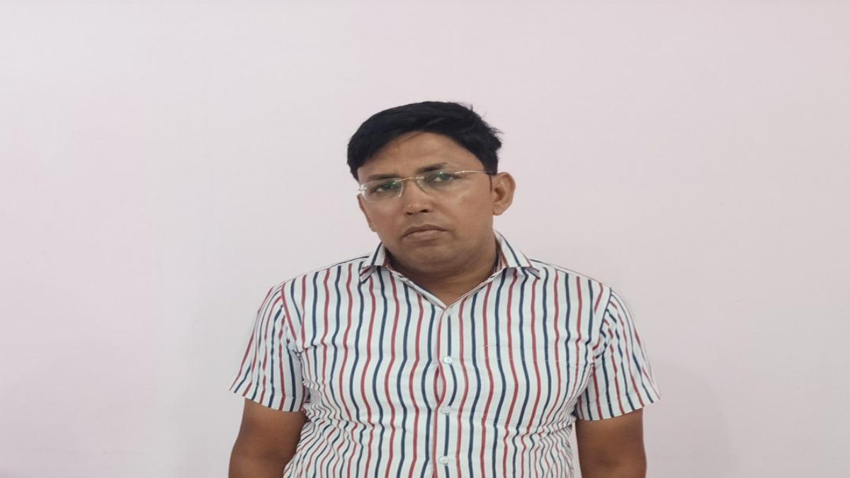 लोकायुक्त की कार्रवाईः पत्नी की रवानगी रोकने रिश्वत मांगने वाला मेडिकल ऑफिसर 5 हजार के साथ गिरफ्तार