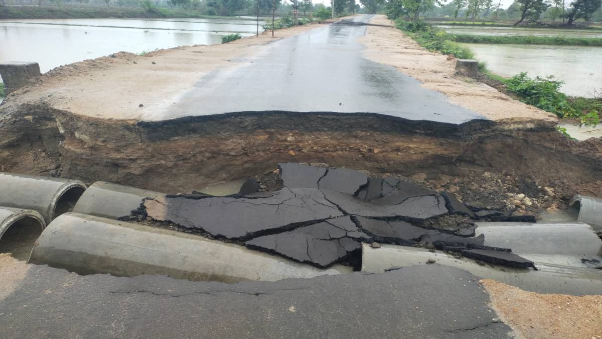 लोकार्पण के 24 घंटे में बह गई 3.93 करोड़ की सड़क: आनन-फानन में करा दिया अधूरी पुलिया का उद्घाटन, गुणवत्ता पर उठे सवाल