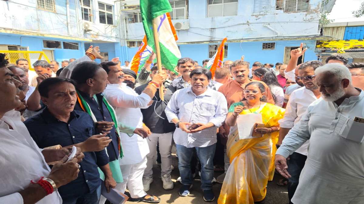 कल तक शहर होर्डिंग से पटा था, आज अवैध पोस्टरों के खिलाफ ज्ञापनः कांग्रेस की नई नेता प्रतिपक्ष पर उठे सवाल, शहर अध्यक्ष ने भी दिया ज्ञापन, नेताओं को हिदायत