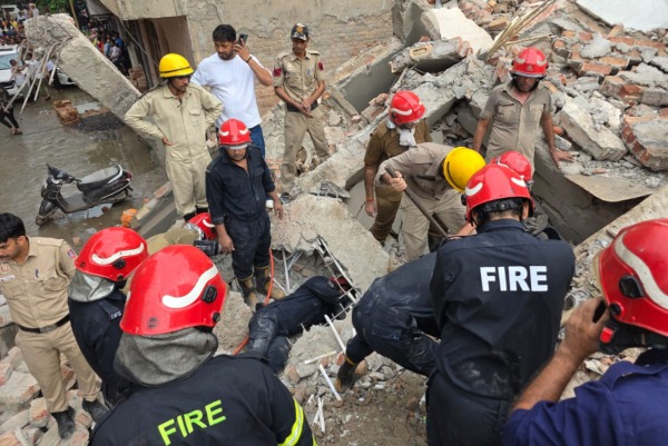 दिल्ली के रोहिणी में निर्माणाधीन तीन मंजिला इमारत गिरी, कई लोगों के दबे होने की आशंका; राहत-बचाव अभियान जारी