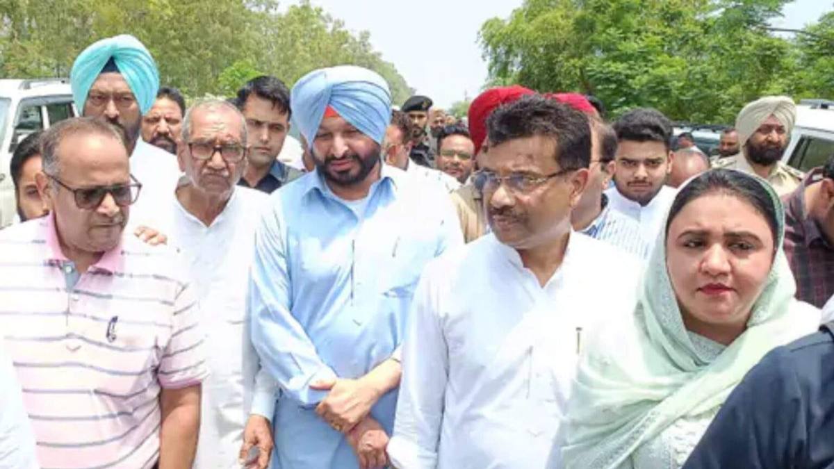 केंद्रीय मंत्री रवनीत सिंह बिट्टू को पुलिस ने रोका, कार्यकर्ताओं के साथ सड़क पर धरने पर बैठे, सदर थाने का लेने जा रहे थे जायजा