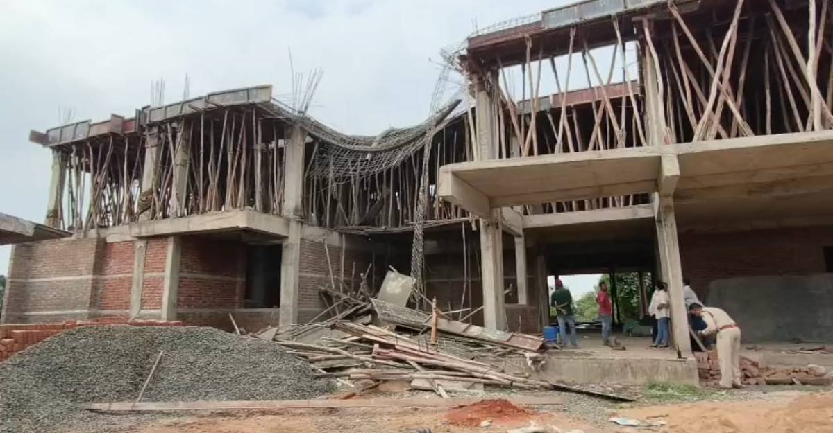 बड़ा हादसाः निर्माणाधीन भवन की छत ढही, मलबे में दबे कई मजदूर, तीन से अधिक गंभीर