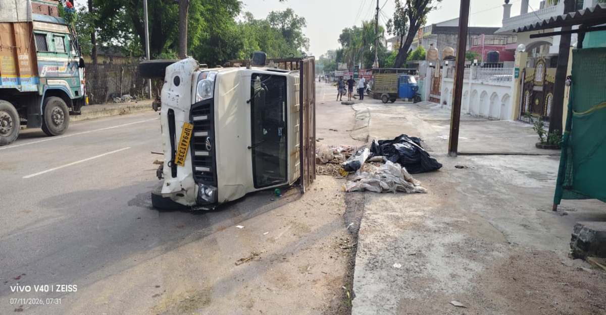 छतरपुर में भीषण सड़क हादसा: बाराती तेज रफ्तार पिकअप पलटी, 2 की मौत, एक दर्जन से अधिक घायल