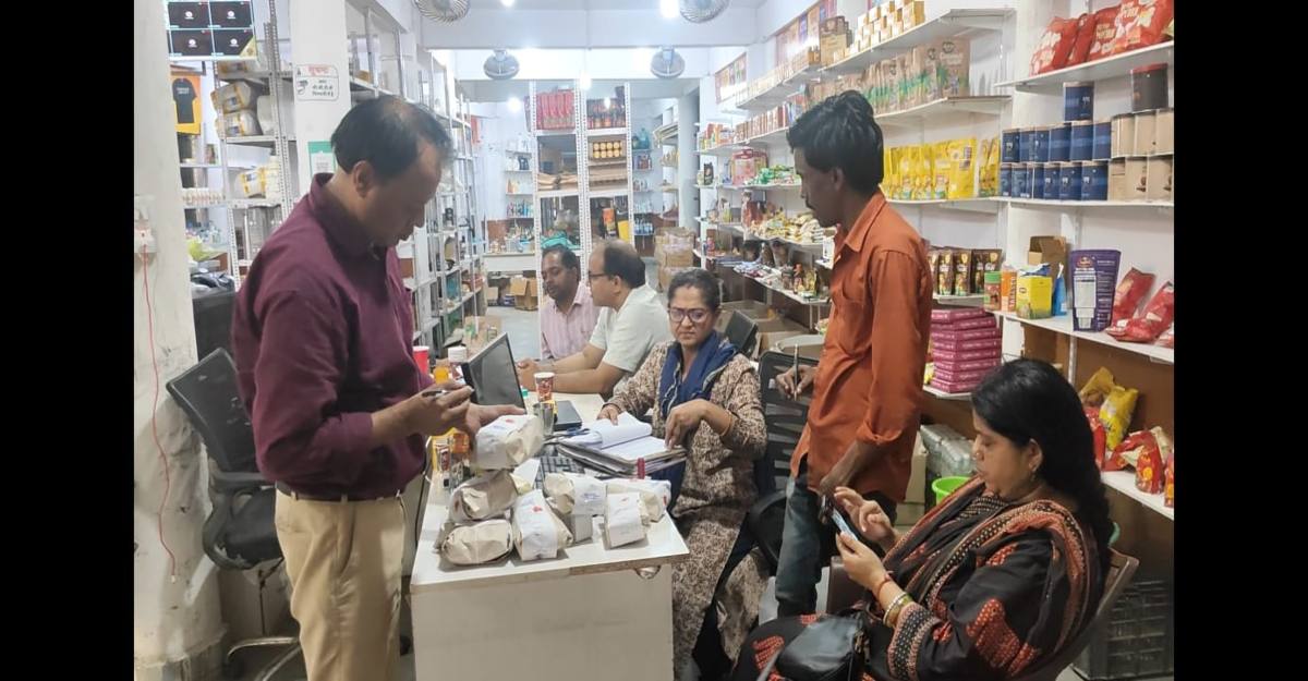 खाद्य विभाग की बड़ी कार्रवाई: सस्ते के चक्कर में एक्सपायरी सामान बेचने वाले रैकेट का भंडाफोड़, FSSAI लाइसेंस निलंबित