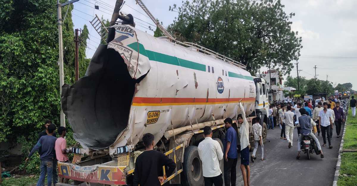 बड़ा हादसा: टैंकर में वेल्डिंग के दौरान भीषण ब्लास्ट, एक की मौत, दो गंभीर रूप से घायल