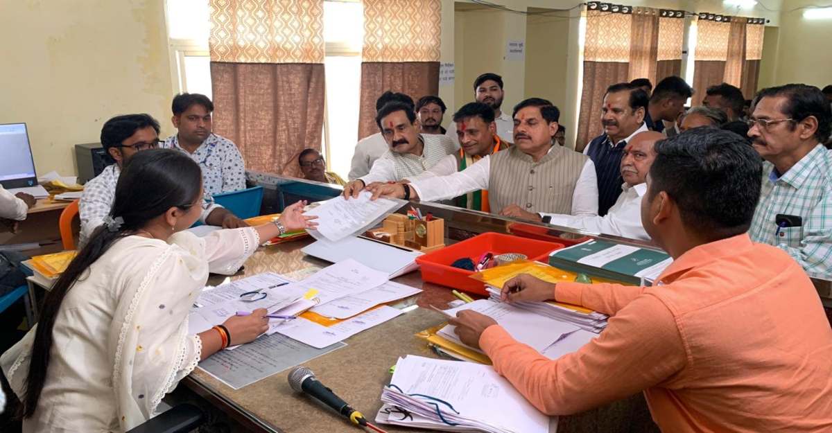 दतिया उपचुनाव: सीएम डॉ. मोहन ने भरी हुंकार, कहा- विकास का पर्याय है बीजेपी, कांग्रेस को केवल वोट से मतलब, डॉ. यादव ने भरवाया प्रत्याशी आशुतोष तिवारी का नामांकन