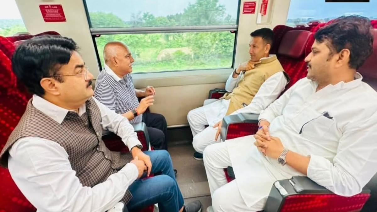 दिलचस्प सियासी तस्वीरः ट्रेन के एक ही डिब्बे में सफर करते दिखे बीजेपी- कांग्रेस के ‘कप्तान’, दतिया उपचुनाव की सियासी सरगर्मी के बीच मुलाकात की तस्वीरें वायरल