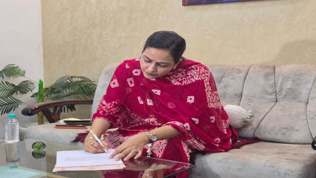 ‘सनातन पर वार बर्दाश्त नहीं’: मौलाना पर भड़कीं संत भय्यू महाराज की पत्नी डॉ. आयुषी, PM से ‘तालिबानी जैसी सजा’ की मांग, FIR के लिए पुलिस को लिखा पत्र