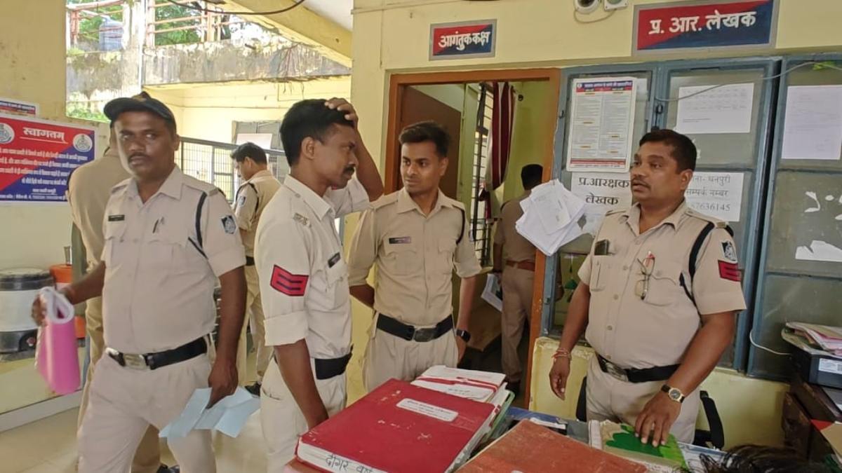 शहडोल पुलिस में बड़ी सर्जरी: SP ने बदला पुलिसकर्मियों का जिम्मा, सोहागपुर में बड़ा उलटफेर, 3 दिन के भीतर ज्वॉइन करने का अल्टीमेटम, देखें सूची