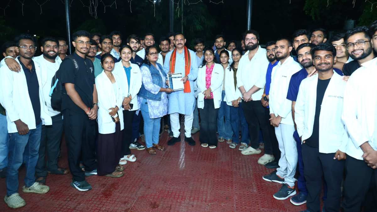 JDA प्रतिनिधिमंडल ने 17 सूत्रीय मांगों को लेकर स्वास्थ्य मंत्री से की मुलाकात, UG बॉन्ड खत्म करने और PG बॉन्ड की अवधि एक वर्ष करने का मिला आश्वासन