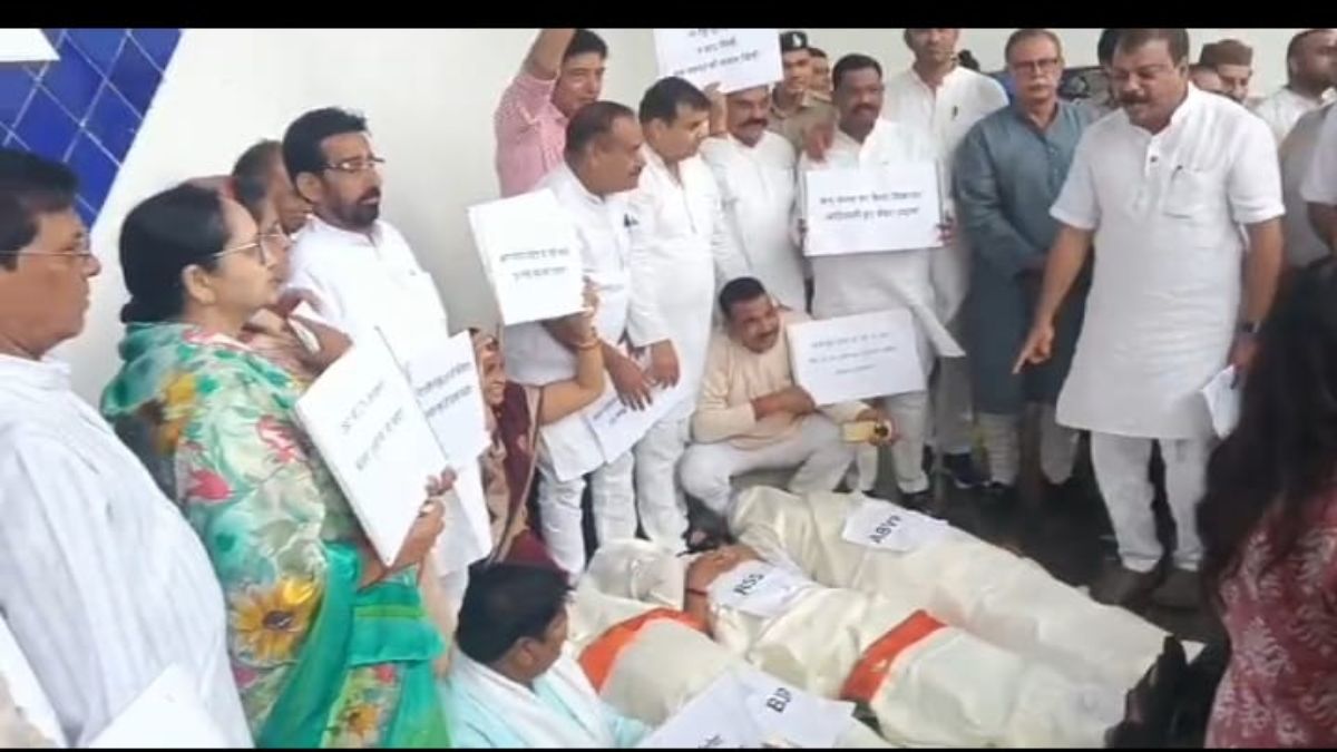UCC बिल को लेकर सदन से सड़क तक संग्राम ! विधानसभा में कांग्रेस का पोस्टर प्रोटेस्ट, दोपहर में मुस्लिम समाज का धरना