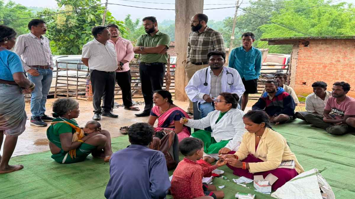 वनांचल के गांवों में मौसमी बीमारी का प्रकोपः 15 दिनों में 3 बच्चों की मौत, उपचार के बजाए ग्रामीण करा रहे झाड़-फूंक, स्वास्थ्य विभाग ने लगाया शिविर