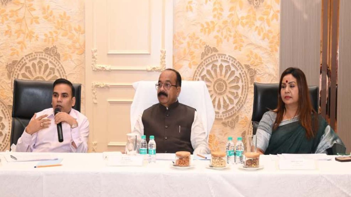 छत्तीसगढ़ को स्पोर्ट्स हब बनाने की तैयारी : हर जिले में बनेंगे खेल संघ, मंत्री अरुण साव ने कोच-खेल अधिकारियों को अंतरराष्ट्रीय मानकों के अनुरूप अपडेट रहने की दी नसीहत