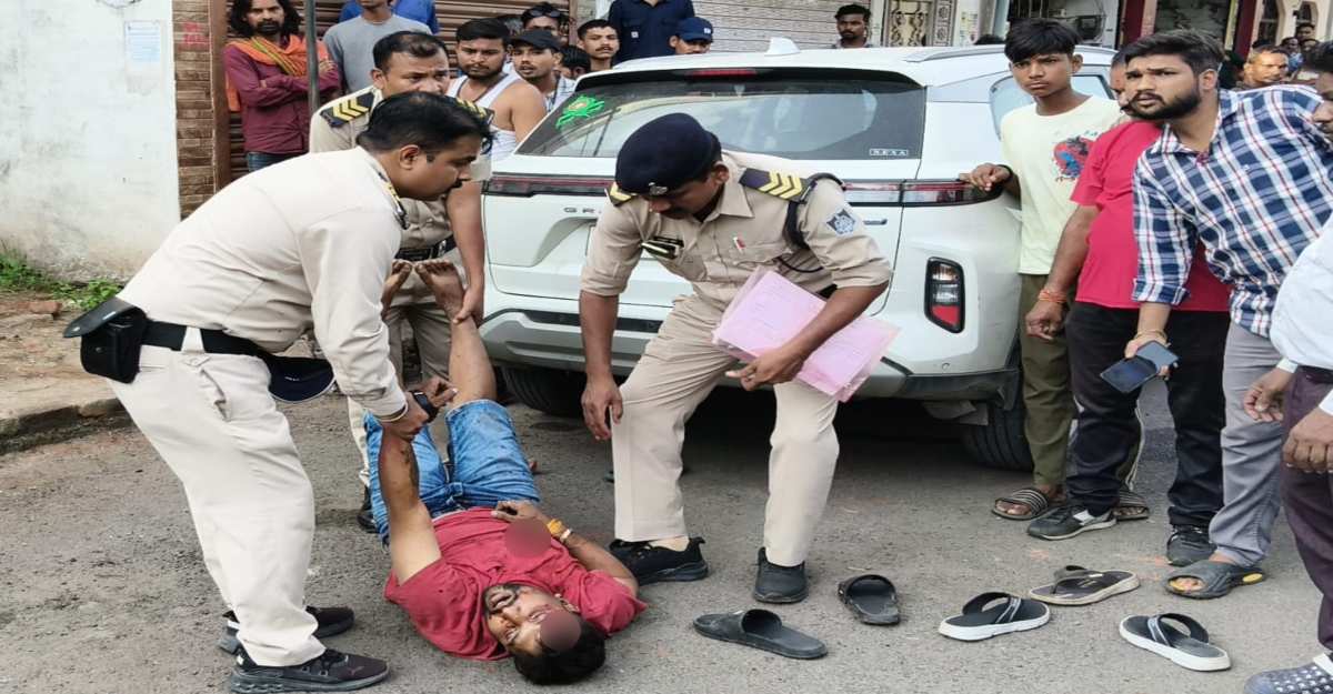 पुरानी रंजिश में खूनी खेल: दिनदहाड़े युवक की चाकू मारकर हत्या, भाई गंभीर रूप से घायल