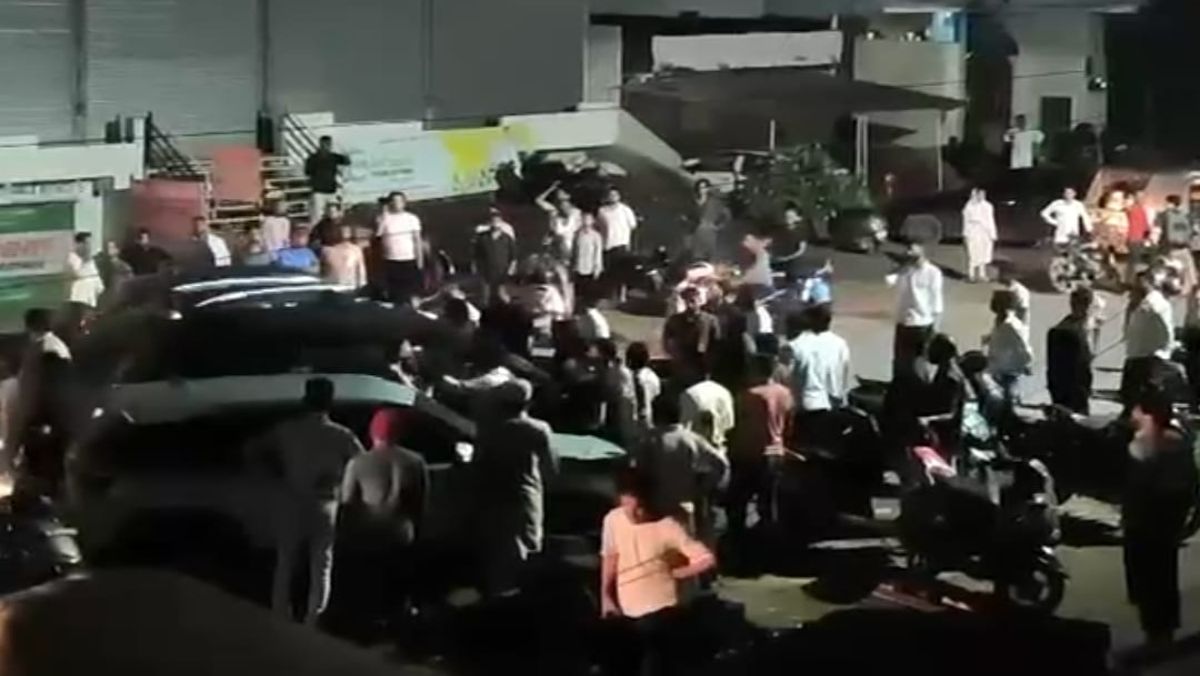 एक कंकड़ से भड़का बवालः कार के पहिए से उछले पत्थर पर जमकर चले लाठी-डंडे, मौके पर पहुंचे एसपी-कलेक्टर