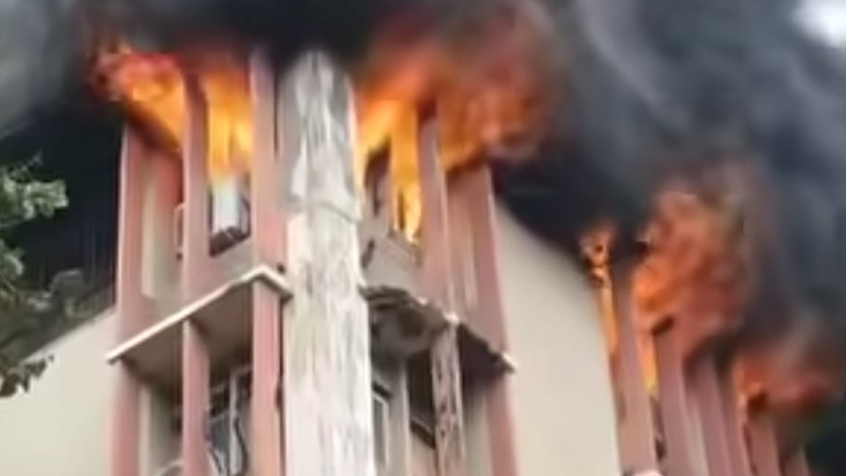 लखनऊ के वीआईपी जवाहर भवन में अचानक भड़की भीषण आग, मची अफरा-तफरी; डेढ़ घंटे बाद मिला काबू