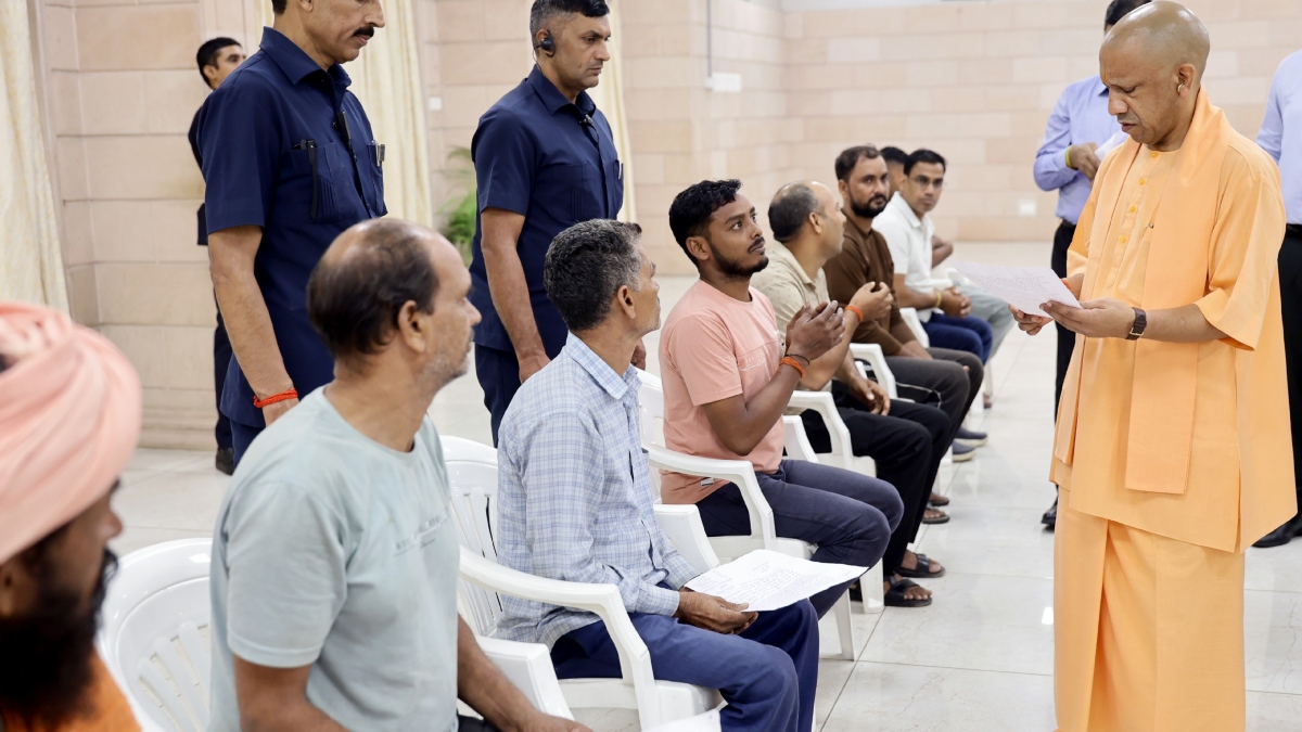 ‘पदक जीतिए, नौकरी पाइए!’ खिलाड़ियों के लिए CM योगी का बड़ा ऐलान, जनता दर्शन में दिया खास संदेश