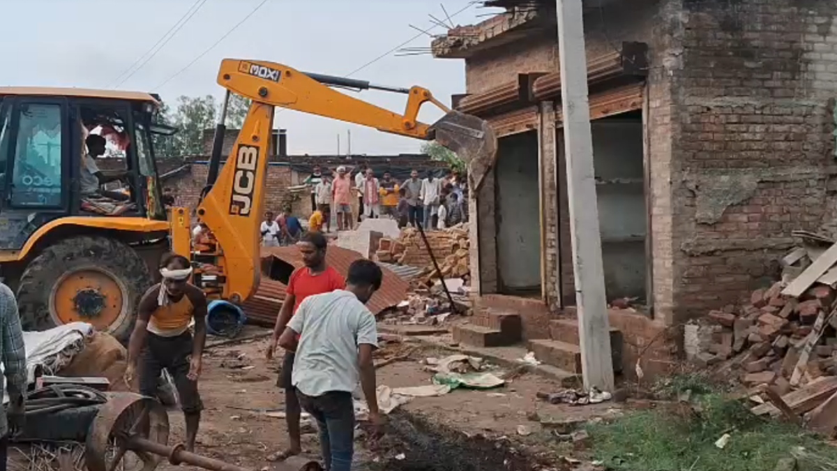 तालाब की जमीन पर चला बुलडोजर! फतेहपुर में प्रशासन का बड़ा एक्शन, अवैध कब्जाधारियों में मचा हड़कंप