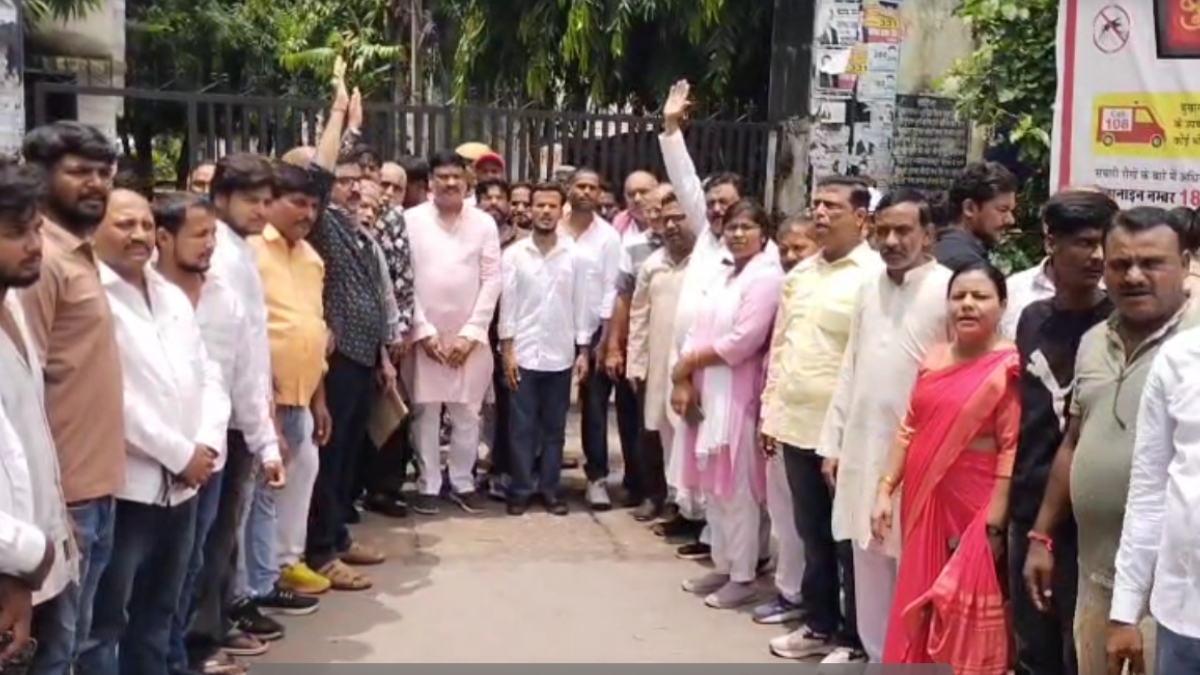 ‘पाठशाला नहीं, मधुशाला खोल रही सरकार’, जौहर यूनिवर्सिटी पर सपा का बड़ा प्रदर्शन, BJP पर तीखा हमला