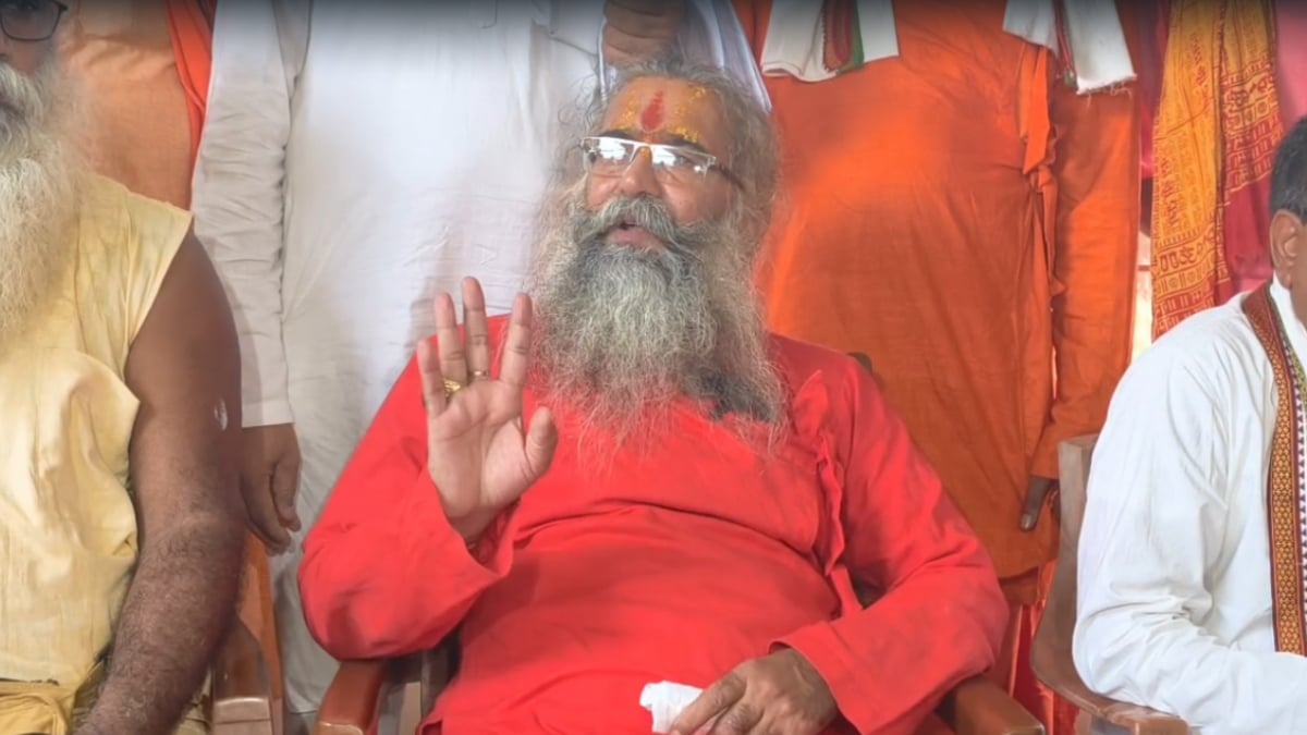 क्या सच में निर्मोही अखाड़े से बाहर हुए महंत दिनेन्द्र दास? प्रेस कॉन्फ्रेंस में किया बड़ा खुलासा