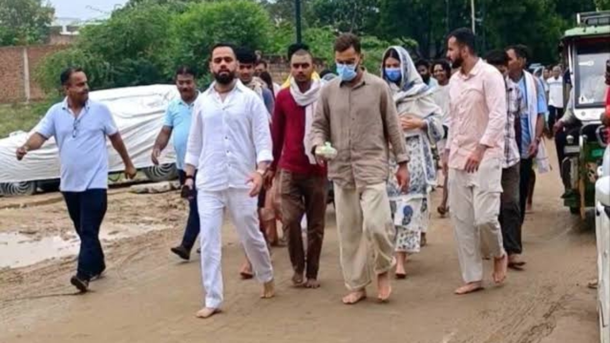 बारिश में नंगे पांव गुरु के दरबार पहुंचे ‘विरूष्का’, सुबह 4 बजे मास्क पहनकर प्रेमानंद महाराज के किए दर्शन
