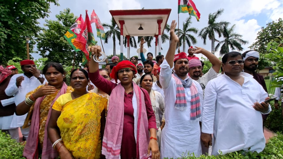 ‘PM इस्तीफा नहीं दिला सकते तो चूड़ी पहनें!’ अयोध्या में सपा ने किया बड़ा ऐलान