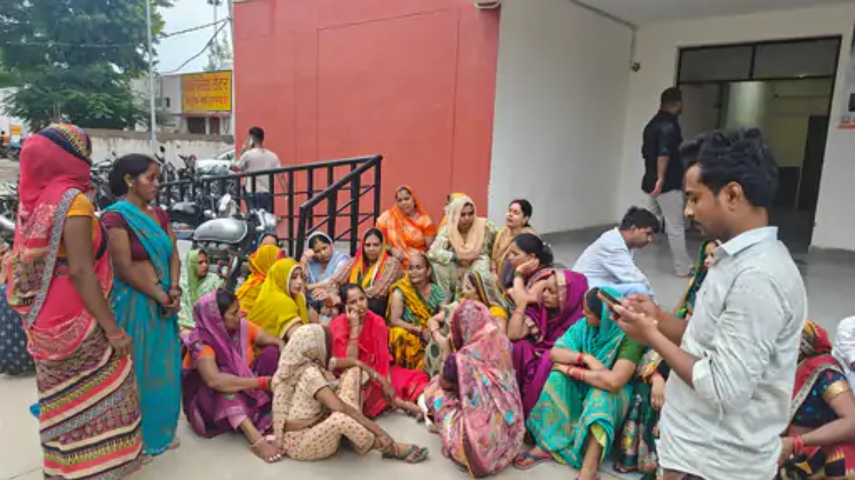 करोड़ों के कारोबारी के घर डबल ट्रैजेडी, बेटे को फंदे से लटकता देख छत से कूद गई मां