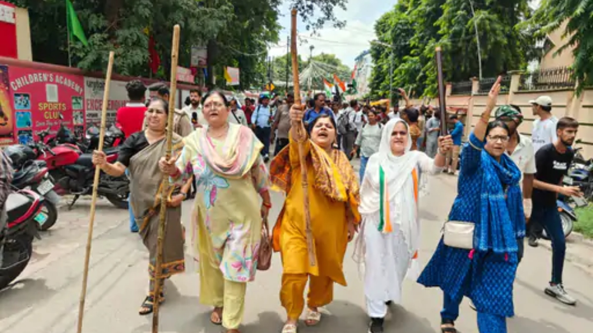 लखनऊ में कांग्रेस का हल्ला बोल, 4 लेयर बैरिकेडिंग तोड़ CM आवास की ओर बढ़े कार्यकर्ता, अजय राय समेत कई हिरासत में