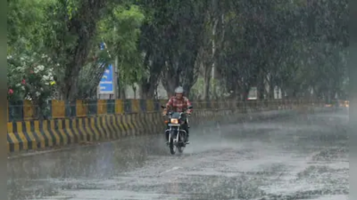 यूपी में अगले 48 घंटे पड़ सकते हैं बेहद भारी ! बारिश का रेड अलर्ट जैसा असर, 18 जिलों में ऑरेंज अलर्ट