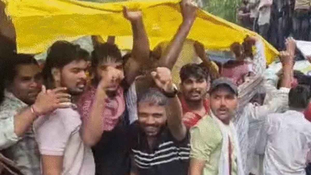 प्रयागराज में CJP के समर्थन में हजारों छात्रों का प्रदर्शन, तेज बारिश में भी जारी रहा धरना; शिक्षा मंत्री के इस्तीफे की मांग