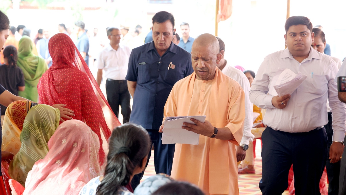 गुरु पूर्णिमा पर भी नहीं रुके सीएम योगी, 200 फरियादियों से मिले, अफसरों को दिया सख्त आदेश