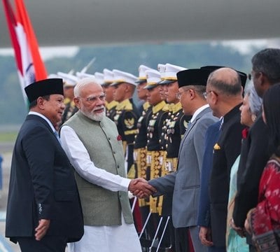 PM Modi Indonesia Visit: इंडोनेशिया पहुंचे पीएम मोदी, राष्ट्रपति ने किया भव्य स्वागत ; ब्रह्मोस मिसाइल डील पर लग सकती है मुहर