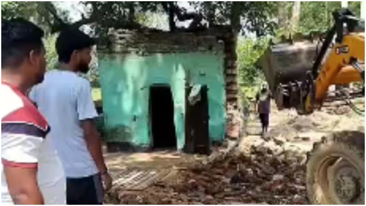 मुरादाबाद में अवैध मजार पर चला बुलडोजर, 58.40 वर्गमीटर भूमि अतिक्रमण से कराई मुक्त