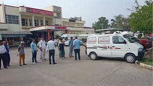 अंबाला में भीषण सड़क हादसा: पिकअप-बस की टक्कर में बाइक सवार की मौत, 11 मजदूर घायल