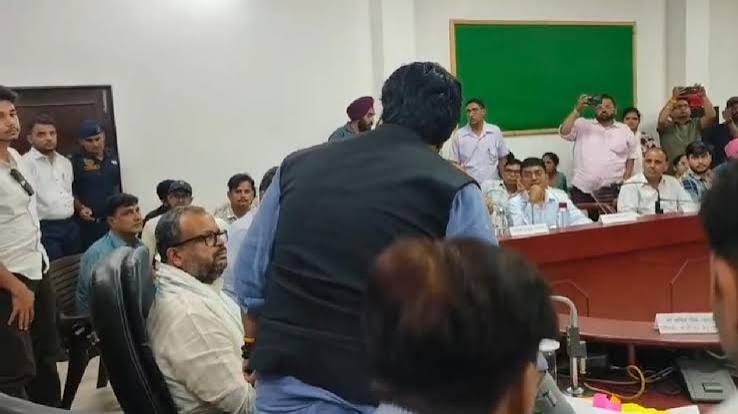 दिशा बैठक में हंगामा: सांसद कार्तिकेय शर्मा ने बीच बैठक छोड़ी, विकास कार्यों पर प्रशासन से तीखी नोकझोंक